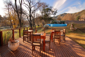 Deck en parque Hotel El Sauce